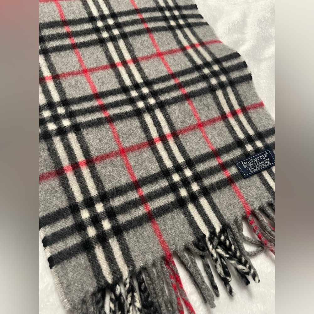 EUC Burberry’s‎ Nova Check Cashmere Gray Scarf - Picture 10 of 10
